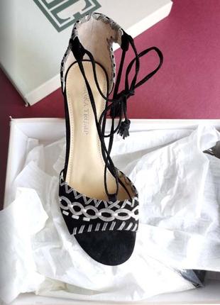 Босоніжки ivanka trump womens karita чорні