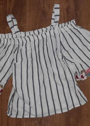 Блузка голые плечи широкий рукав с вышивкой.