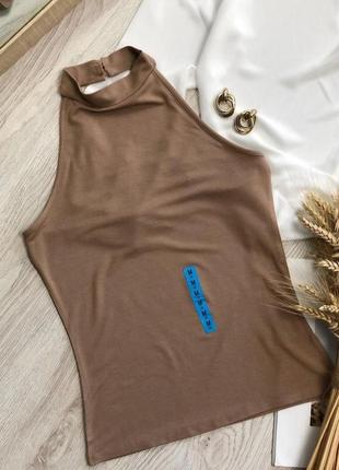 Бежевая трикотажная блузка с открытой спиной1 фото