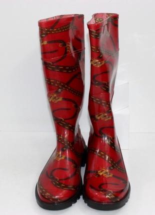 Красиві жіночі чоботи силіконові в червоному кольорі з візерунком.4 фото