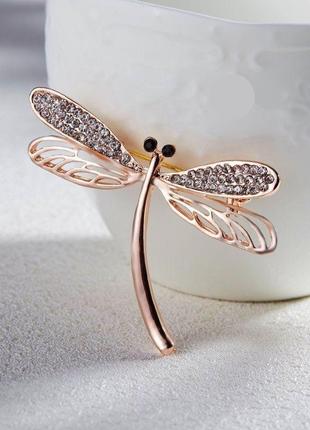Розкішна блискуча брошка "стрекоза" під золото зі стразами на крильцях і тілі