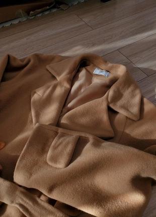 Стильное длинное французкое пальто цвет camel от бренда uzо5 фото