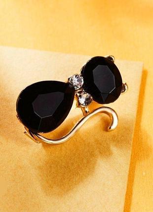 Стильная черная брошка "ночь" с черной кошечкой кошкой котэ с золотым хвостиком и стразами