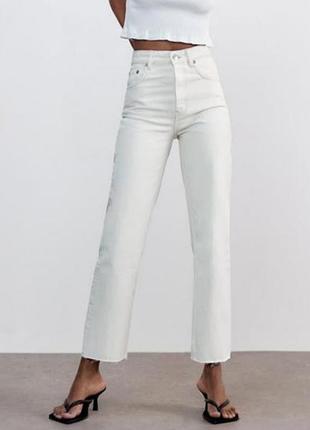 Белые джинсы zara с необработаным краем