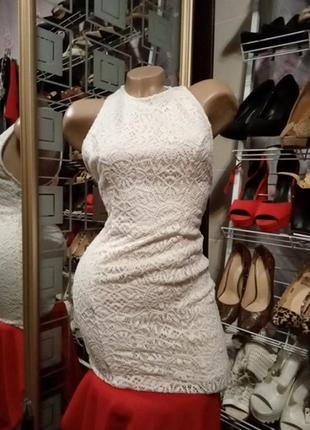 Ажурное платье с голой спиной.