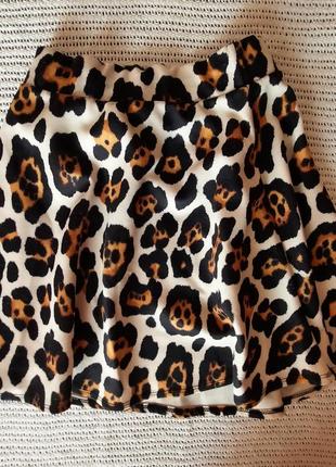 Крротенькая юбка с леопардовым принтом