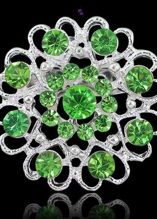 Яркая сверкающая брошь "весна" с зелеными изумрудными камнями и стразами под серебро/белое золото