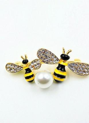 Яскрава весела брошка брошка з бджолами "бджілки" в жовтому з чорним кольорі під золото в стразах2 фото