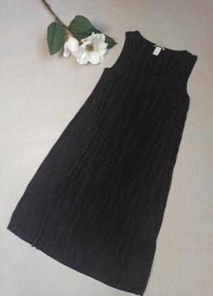 Прямое платье из плиссированного материала с блеском. h&m.