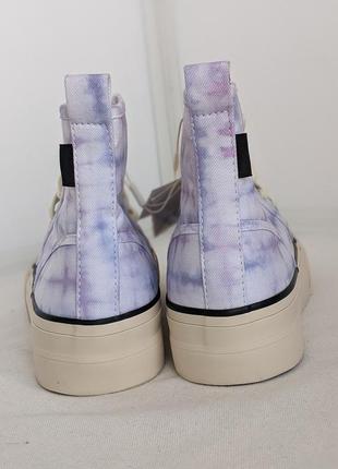 Красивые светлые кеды с рисунком тай-дай zara