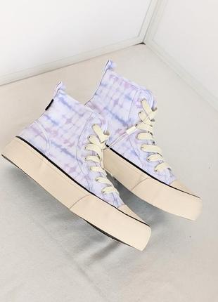 Красивые светлые кеды с рисунком тай-дай zara
