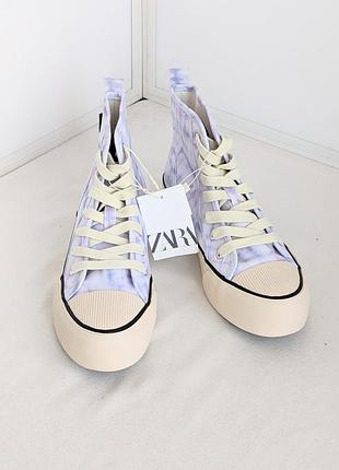 Красивые светлые кеды с рисунком тай-дай zara