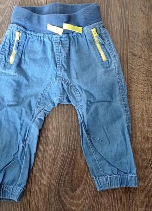 Легкі джинсові штани джинси на широкій гумці для хлопчика 6-9 місяців на зростання 74