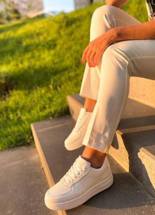 Женские кроссовки классические на шнурках белые3 фото