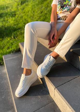 Женские кроссовки классические на шнурках белые5 фото