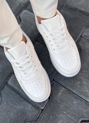 Женские кроссовки классические на шнурках белые2 фото