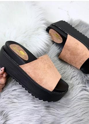 Жіночі шльопанці на платформі