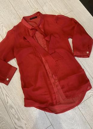 Полупрозрачная блузка красного цвета