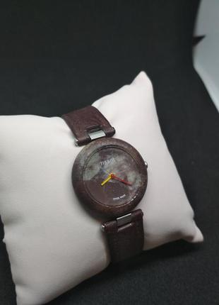 Винтажные женские часы tissot 80-х. из камня.