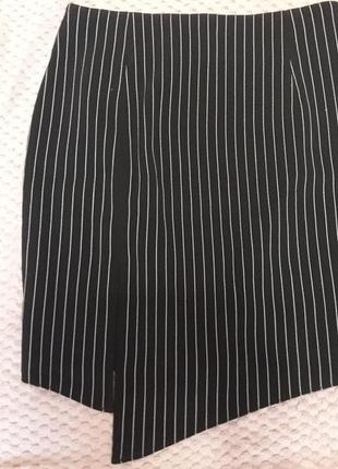 Школьная черная юбка в полоску.