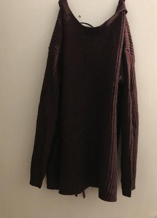 Шерстяной свитер с вырезом на плечах1 фото