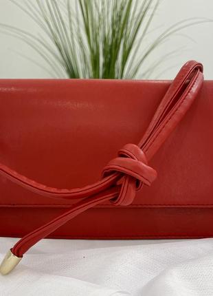 Удобная сумочка в красном и черном цвете3 фото