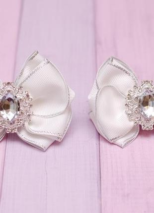 Лаконичные белые бантики