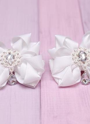 Нарядные белые школьные бантики