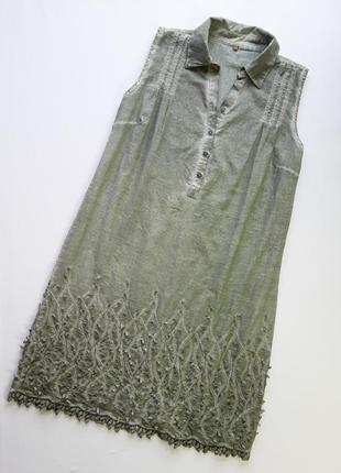 Стильне плаття з декором внизу