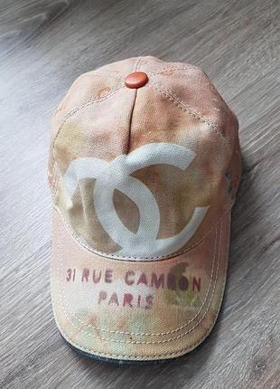 Кепка chanel grafitti logo hat 31 rue cambon paris