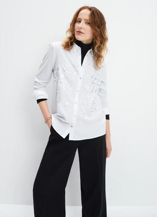 Белая рубашка блуза из вискозы с серебристым принтом2 фото
