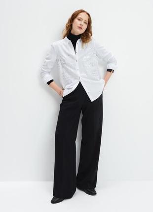 Белая рубашка блуза из вискозы с серебристым принтом3 фото