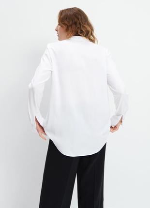 Белая рубашка блуза из вискозы с серебристым принтом4 фото