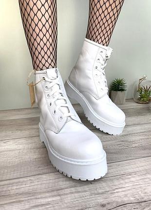 Dr martens molly white hot sale