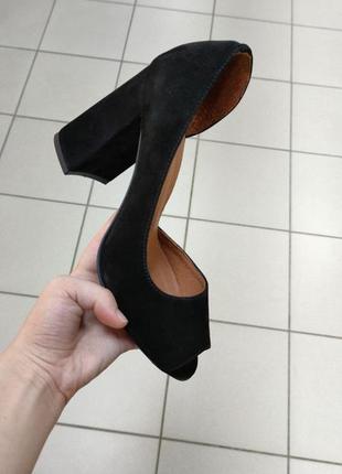 Черные замшевые открытые туфли на высоком каблуке1 фото