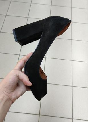 Черные замшевые открытые туфли на высоком каблуке2 фото