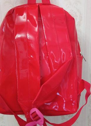 Красный лаковый рюкзачек для девочки женщин2 фото