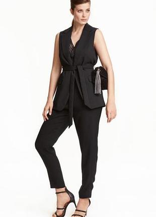 Жилет без рукавов с поясом