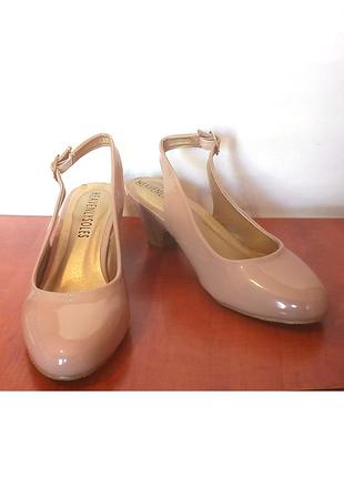 Стильные закрытые бежевые лаковые босоножки от heavenly soles, р.37 код s3759