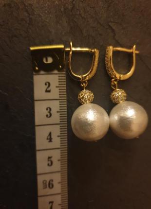 Дизайнерські сережки в позолоті з бавовняним перлами "shine"⚪🌟💛6 фото