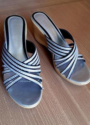 Срібні шльопанці на танкетці-5см./dageni shoes/.