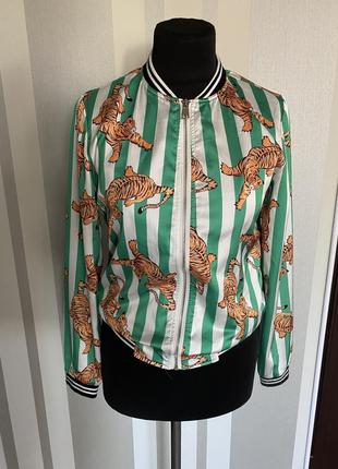 Классный бомбер летняя куртка в полоску на молнии