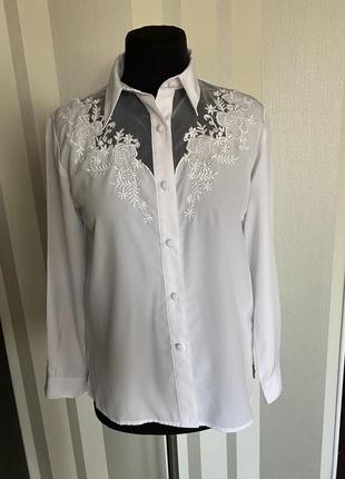 Красивая белая рубашка с кружевом