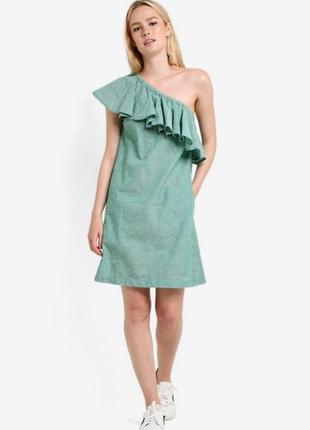 Трендовое лёгкое льняное оливковое платье трапеция на одно плечо с карманами с воланом1 фото