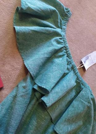 Трендовое лёгкое льняное оливковое платье трапеция на одно плечо с карманами с воланом6 фото