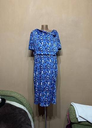 Праздничное строгое прямое платье королевское