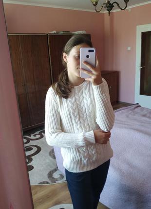 У язаний білий светр