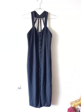 Силуетное черное платье на пуговках