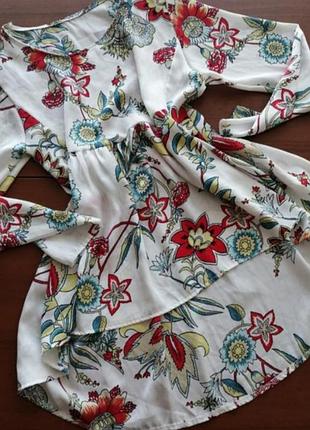 Яркая блуза  ассеметричного кроя.