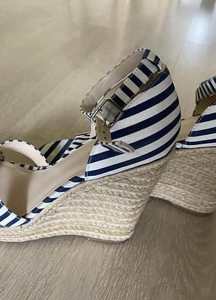 Босоніжки на танкетці nine west